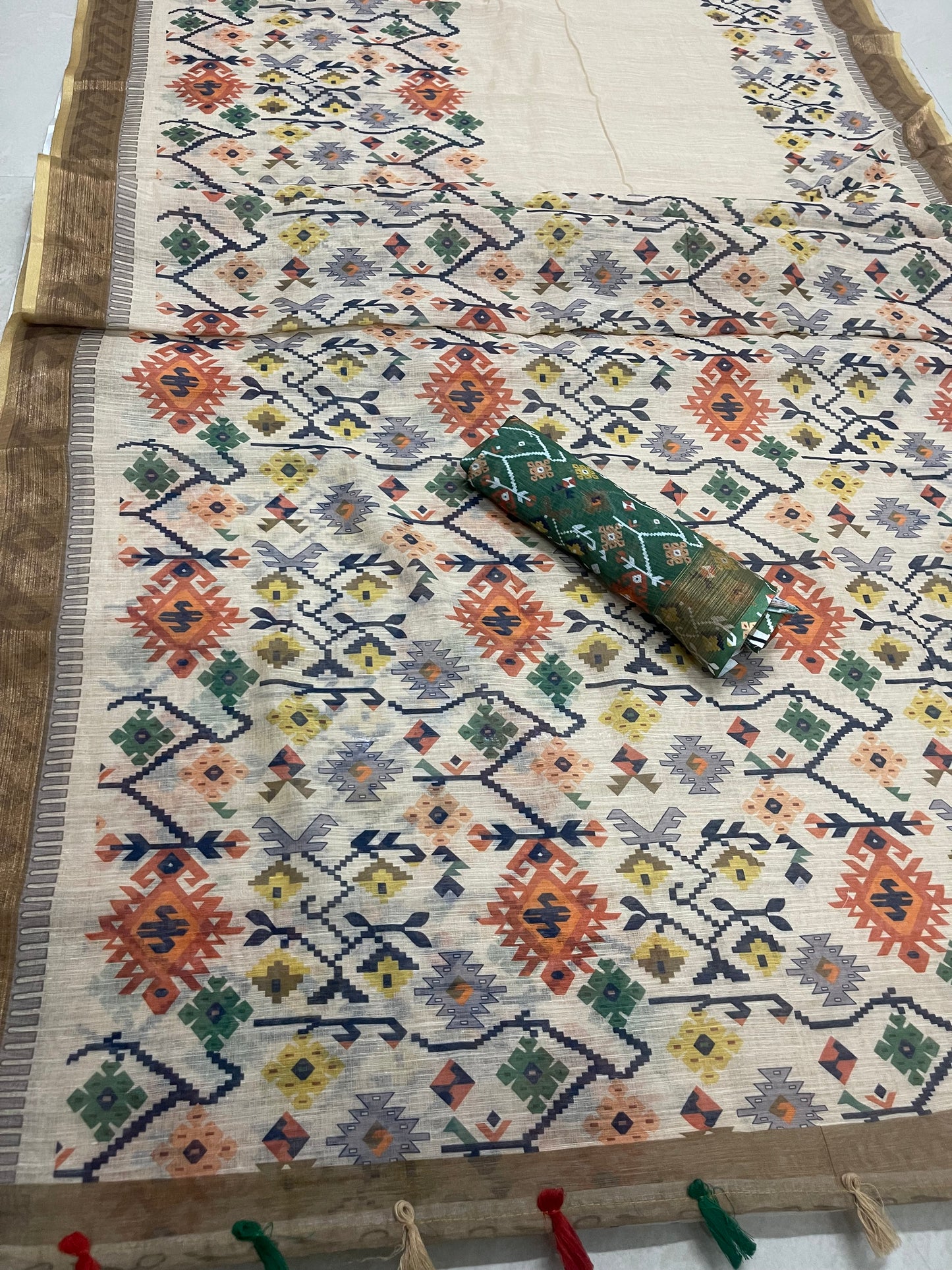Royal White Color Cotton Linen Saree With Unstitched Blouse Piece For Women