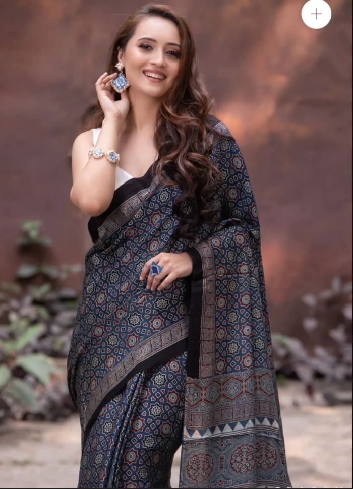 Black Saree 🖤