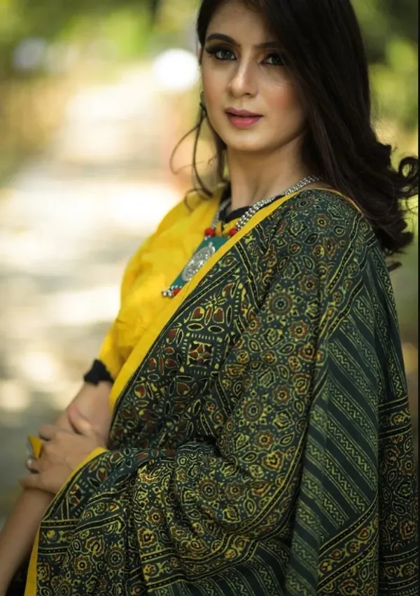Luxurious Green Color Cotton Linen Saree With Unstitched Blouse Piece For Women